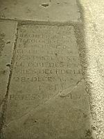Mont-Saint-Vincent, Eglise, Dalle mortuaire du porche (1)